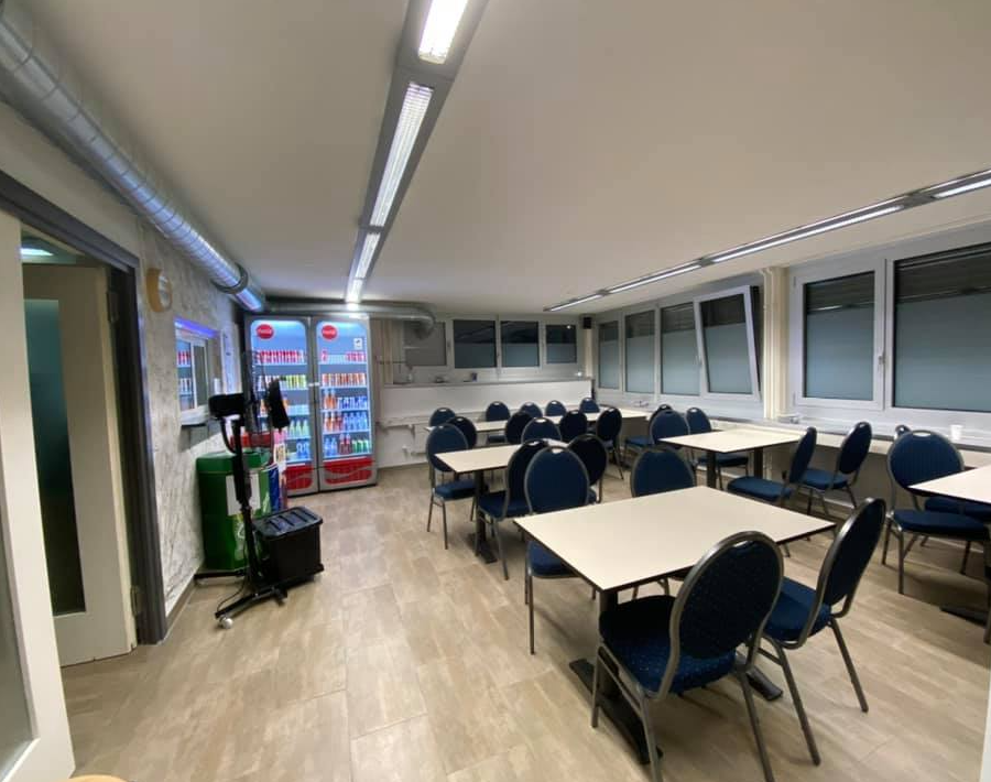Cafeteria des Vereins mit Tischen für gemeinsame Treffen